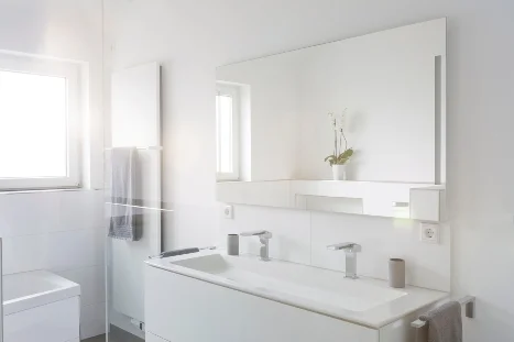 Modernes Badezimmer mit Doppelwaschbecken und großem Spiegel